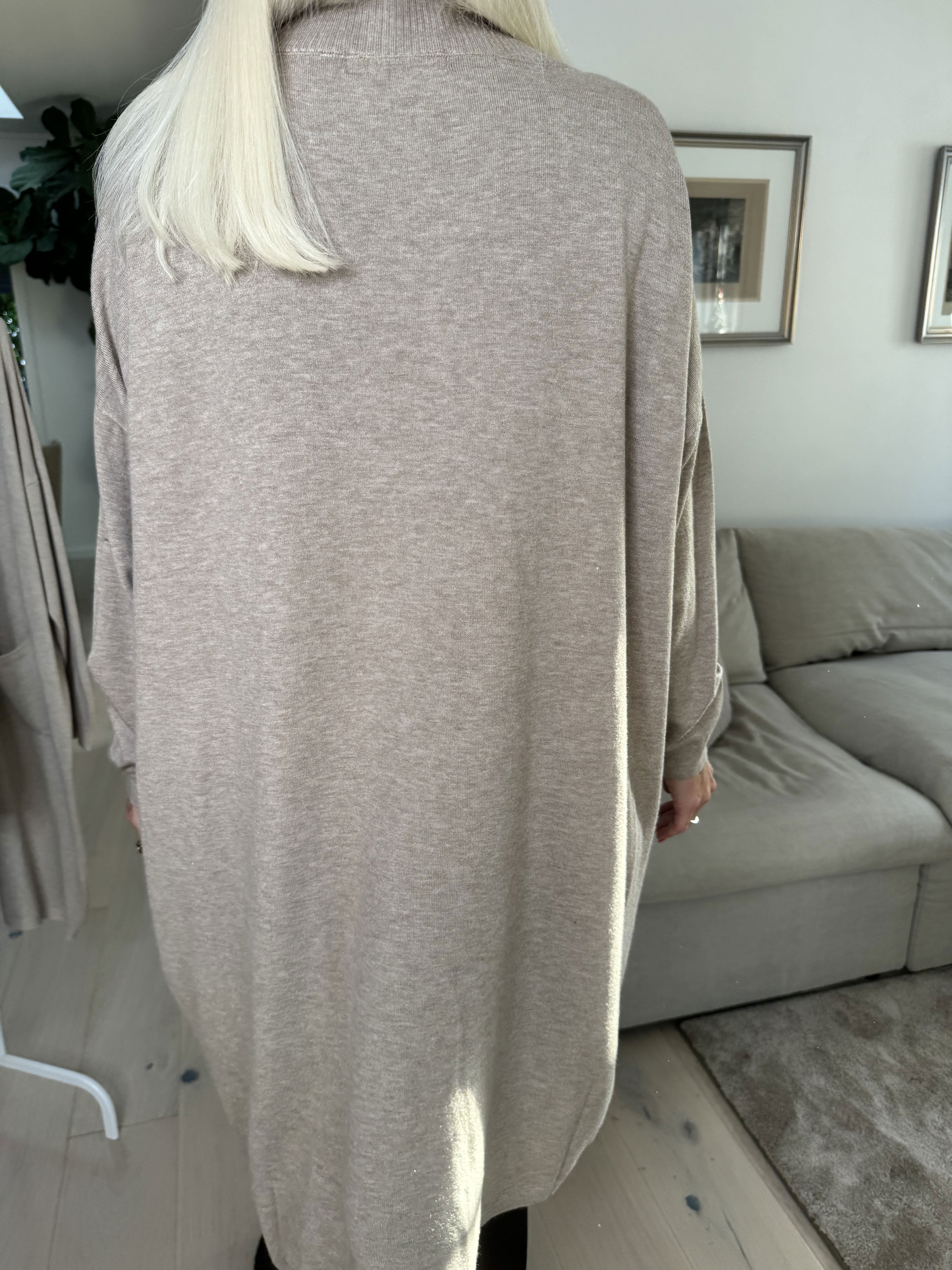 Dima - Mjukt stickad klänning med fickor